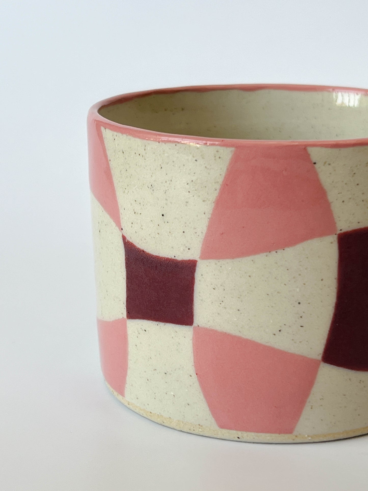 mug (checkered red)