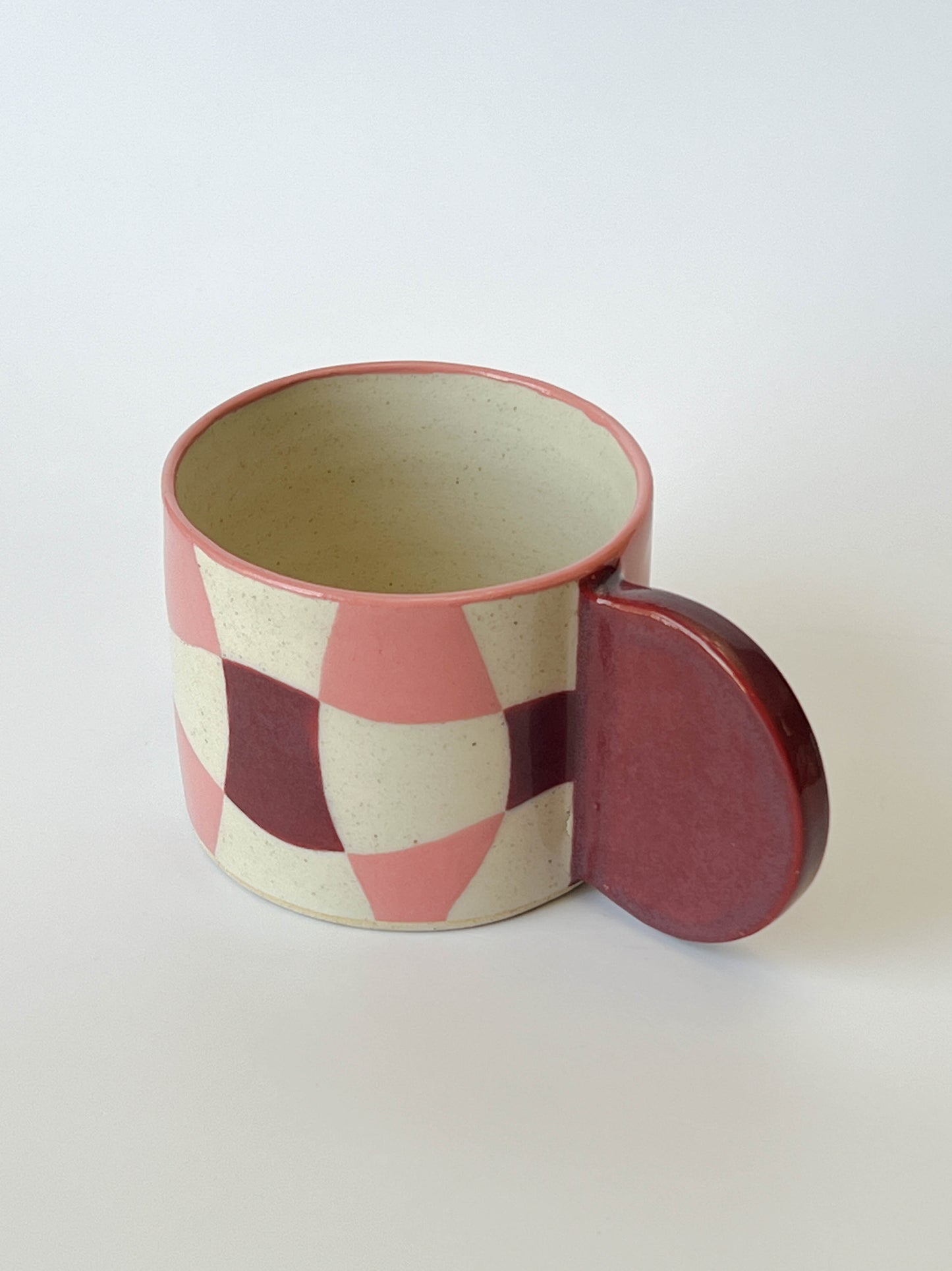 mug (checkered red)