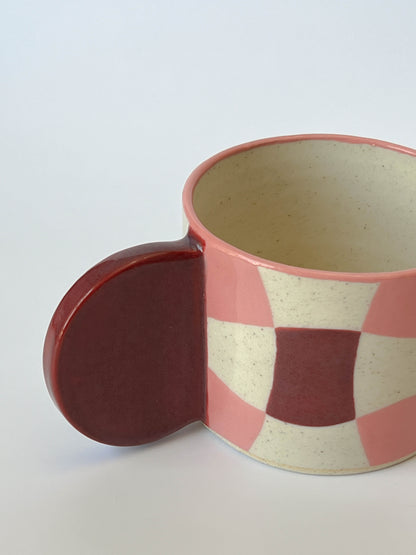 mug (checkered red)