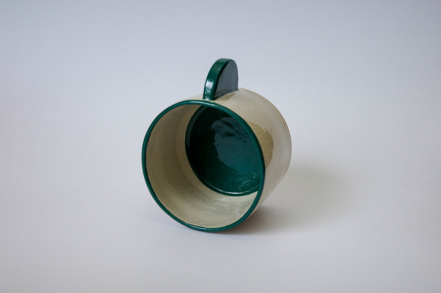 mug (green rim, round handle)