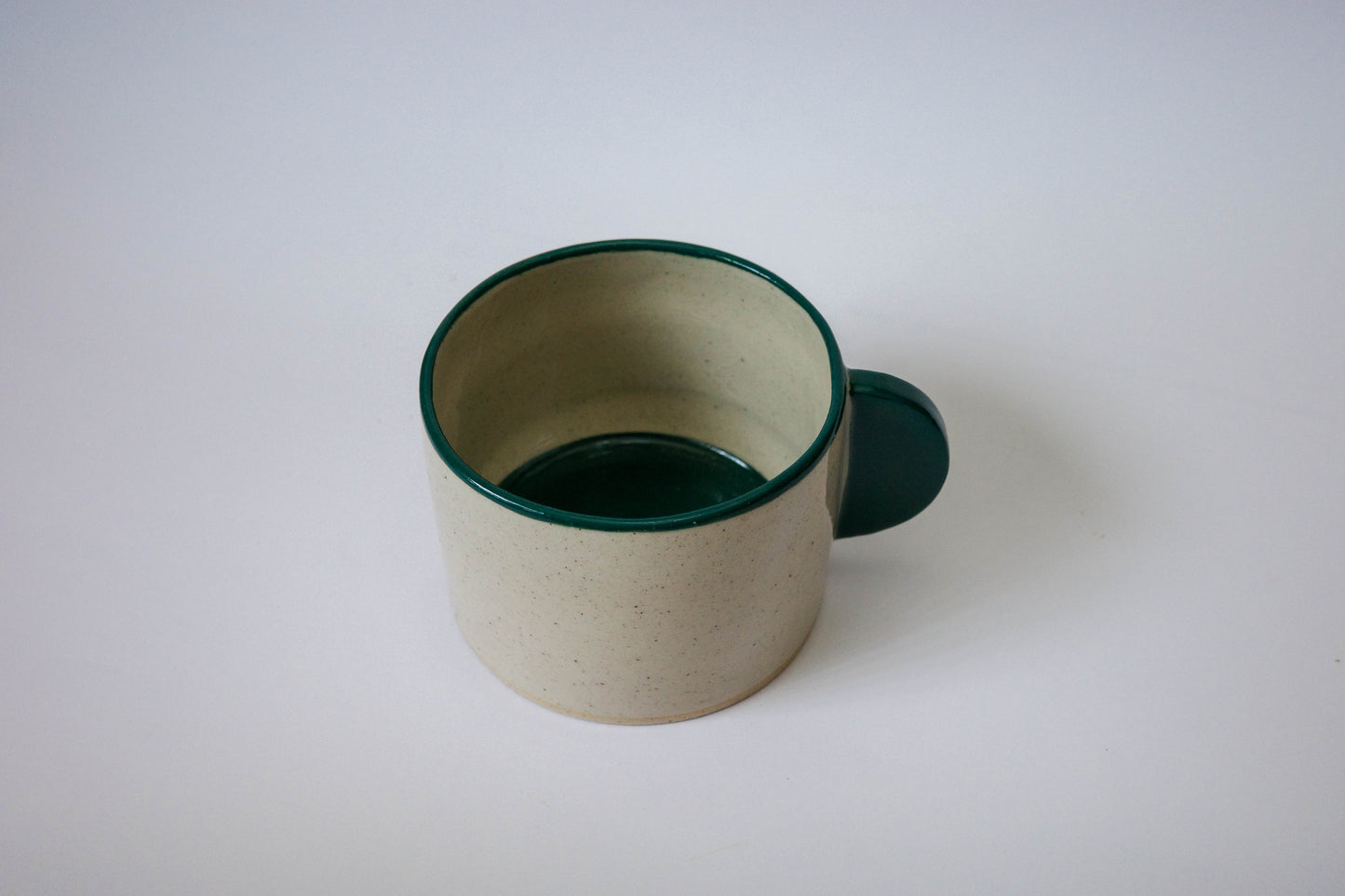 mug (green rim, round handle)